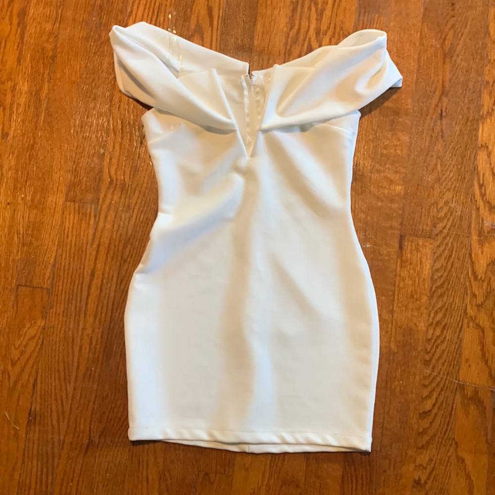 Sleeveless white neck white dress